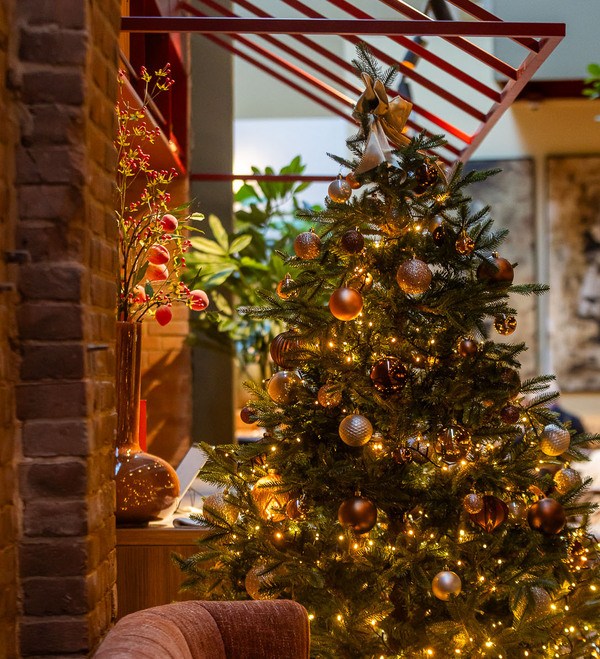 Weihnachtsbaum mit Lichtern in der Lounge des City Hotel Gouda